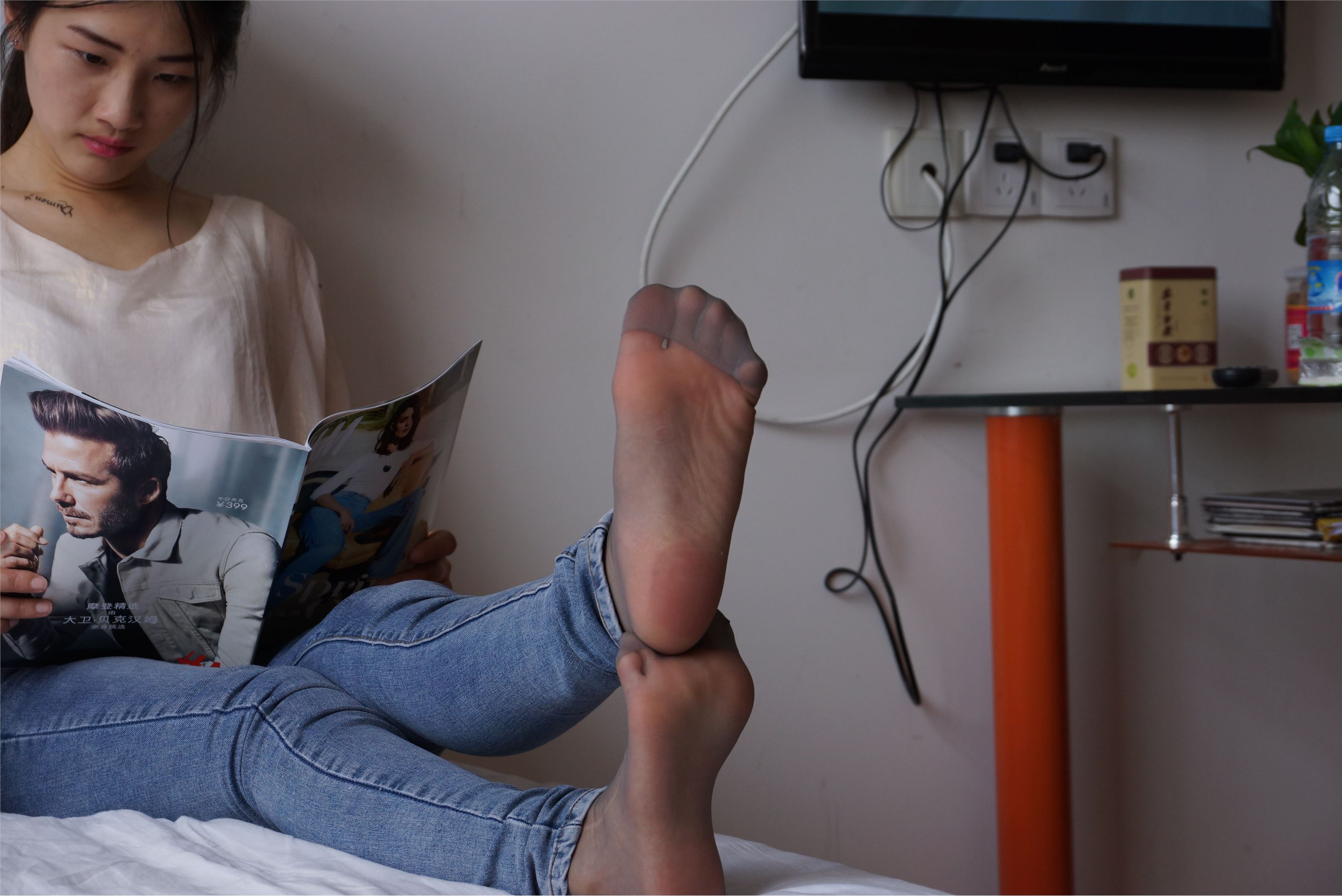 自由摄影 No.005 惬意的周末经典短灰丝陪你看看书